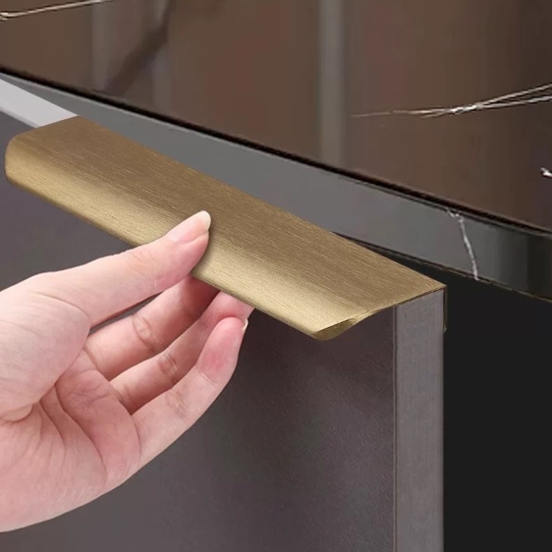 Niewidoczne aluminiowe uchwyty – Curved Spring Bar recenzja i cena